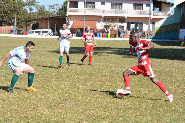 Lance da vitória do Expressinho (vermelho) sobre o Palestra