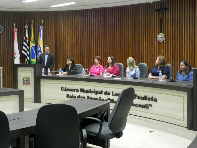 Representantes das entidades durante a abertura da cerimônia realiza na Câmara Municipal