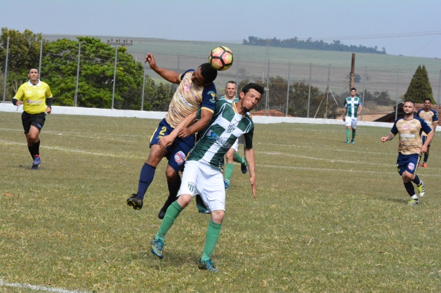 Alfredo Guedes (verde e branco) foi goleado pelo Nova Lençóis nesse domingo, 13