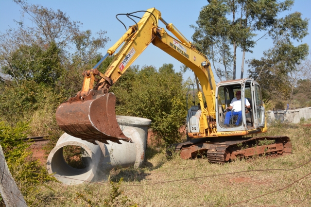 Máquinas trabalham na abertura das valas onde será instalada rede de galerias