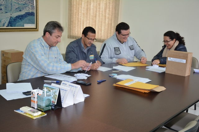 Integrantes da Comissão Eleitoral durante o trabalho de apuração dos votos; eleitos serão empossados no dia 29 de setembro