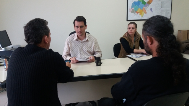 Diretor de Saúde, Ricardo Conti e coordenadora de Proteção Animal, Milena Mileski, falam sobre importância de vacinar os rebanhos contra raiva