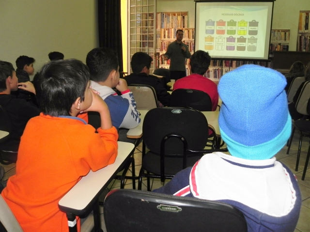 Crianças assistem palestra sobre combate à poluição