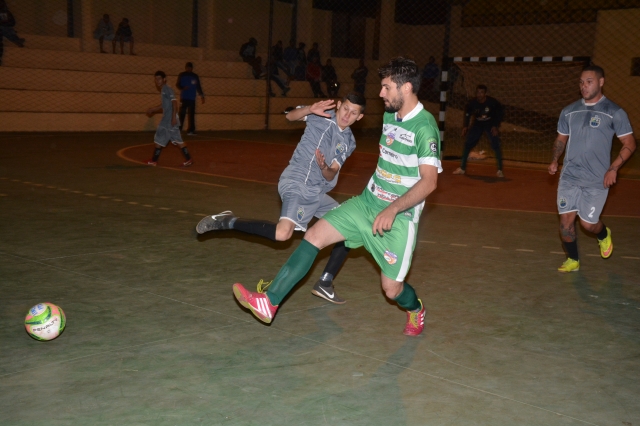 Nova Lençóis (verde e branco) venceu o Sport Ferrari na rodada dessa segunda-feira, 21