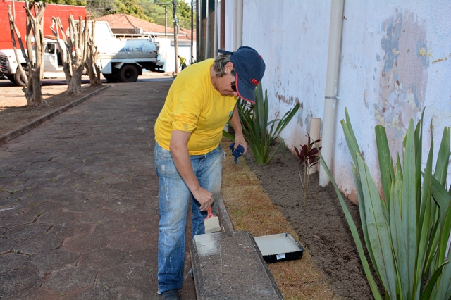 Equipes da diretoria de Meio Ambiente deram início á revitalização das praças