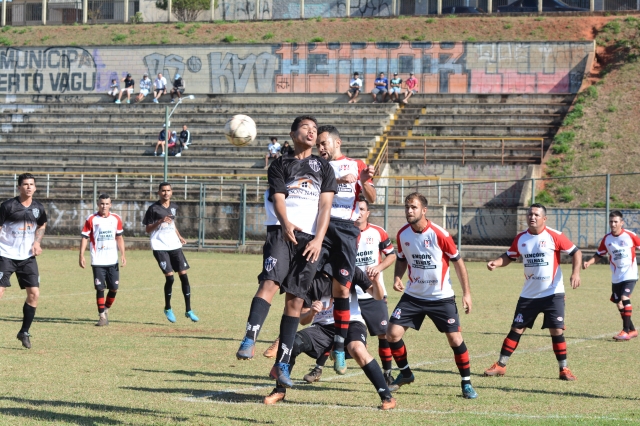 Atlético Lençóis (uniforme branco e preto) vai disputar o título contra o Açao no dia 17 de setembro