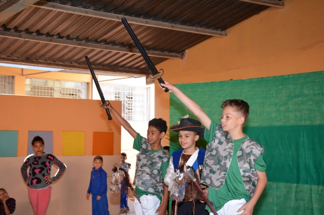 Peça foi encenada para alunos e comunidade do bairro