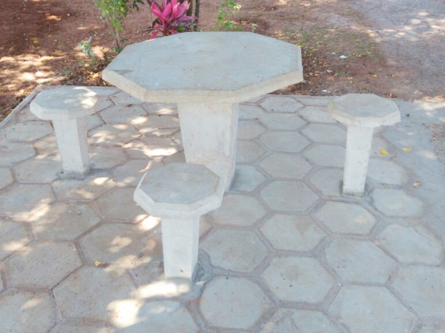 Equipes instalaram peças de pedras sextavadas no local