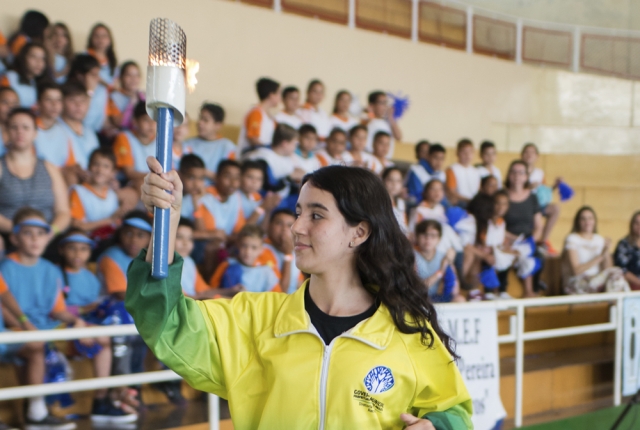 A atleta Rebeca Veloso conduz a chama dos Jogos Escolares durante a cerimônia de abertura no CSEC