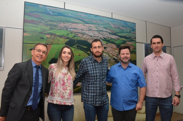 Prado, Tipó e Ricardo com os novos médicos Beatriz e Carlos Henrique que iniciam atendimento na rede pública de saúde