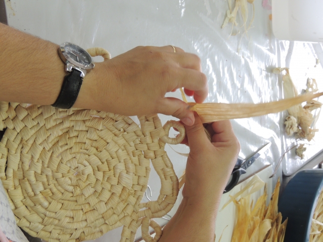 Palha de milho sendo usada em artesanato
