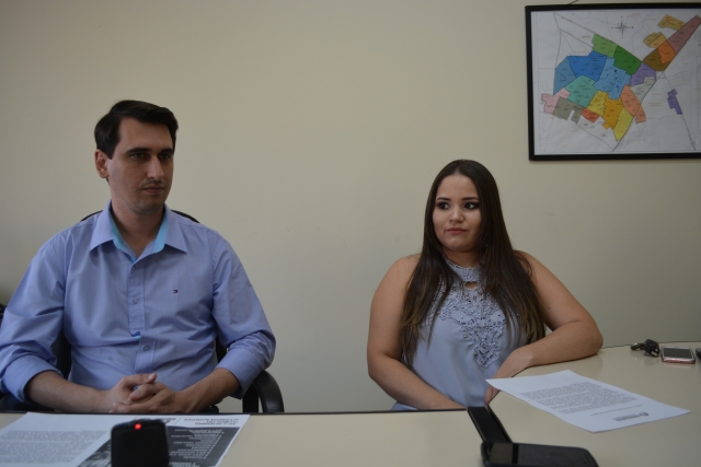 Diretor de Saúde Ricardo Conti e a médica e ex-aluna da Unesp, Rayana Moreira, anunciam evento Saúde na Praça