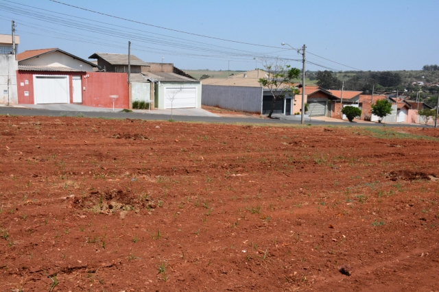 Terreno foi preparado na esquina da Rua Manoel Cimó com Rua Horário Moretto, Jardim Maria Luíza III, para o 12º Pomar Comunitário