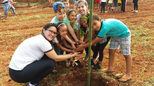 Crianças do Lar das Crianças de Lençóis Paulista participaram do plantio do Pomar Comunitário do Jardim Maria Luiza III