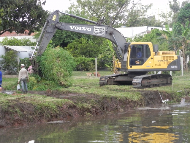 Máquina trabalha no desassoreamento do Rio Lençóis e também na limpeza das margens