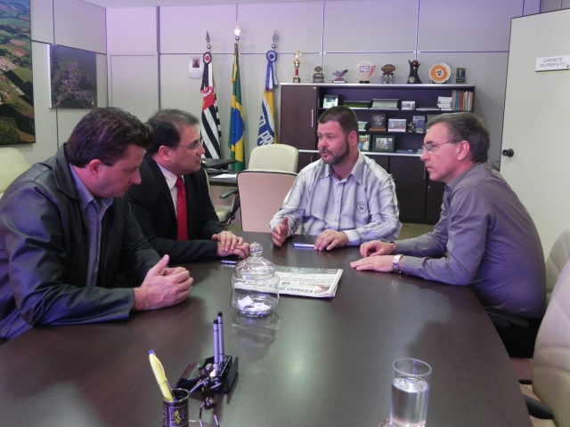 Prefeito Prado com o vereador e líder do Governo na Câmara, Tipó, recebem os delegados Marcos Jefferson e Renzo para discutir reforma da delegacia