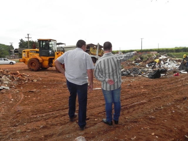 Prefeito Anderson Prado e o diretor de Meio Ambiente  Claudemir Rocha Mio em visita a usina de reciclagem