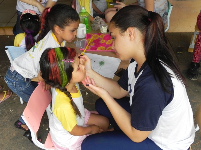 Crianças da creche receberam toda atenção das alunas do Centro Municipal de Formação Profissional