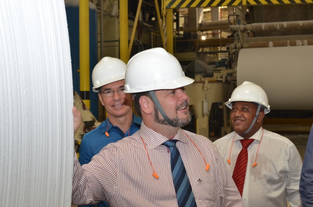 Prefeito Anderson Prado durante visita à Sepac, em Mallet, no Paraná; ao fundo, estão o presidente da Câmara, Manezinho e o vereador e líder do Governo na Câmara, Tipó