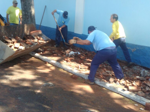 Equipes da Diretoria de Obras trabalharam a semana recuperando o calçamento ao lado do cemitério