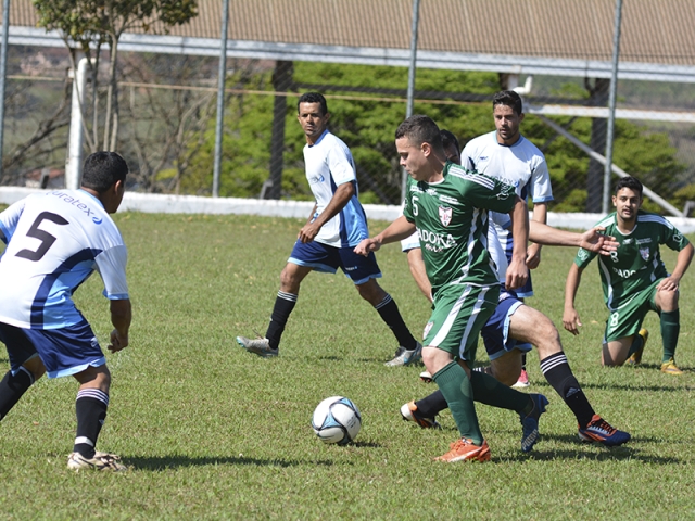A equipe do Palestra (verde) jogou e empatou com o SE Mineiros pela Copa Imprensa Regional