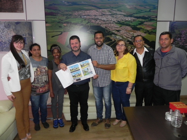 Integrantes do Conselho de Participação e Desenvolvimento da Comunidade Negra de Lençóis Paulista entrega projeto de ampliação da Casa de Lata ao prefeito Anderson Prado