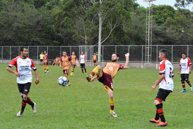 Lance da vitória do CUP sobre o Deportivo (uniforme branco, preto e vermelho)