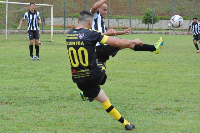 Lance do jogo entre Botafogo (uniforme branco e preto) e Vinte de Janeiro no Vagulão