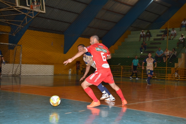 Expressinho (uniforme vermelho) abre a rodada desta quarta-feira, enfrentando o Marreco Futsal