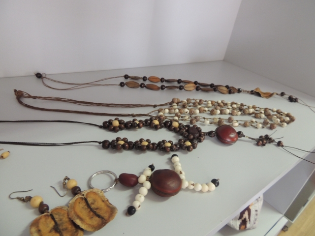 O curso ensinará como confeccionar bijuterias utilizando sementes variadas