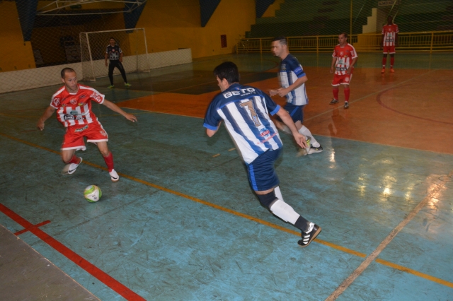 Expressinho (uniforme vermelho) derrotou o Marreco Futsal na rodada de quarta-feira, 1º