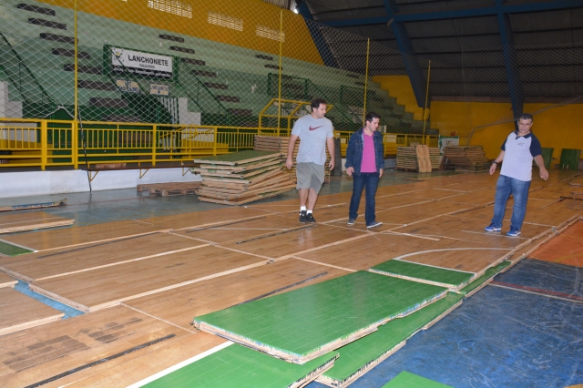 O vereador Dudu e o diretor Raphael Blanco acompanham a montagem do piso que está sendo instalado para o jogo de quarta-feira