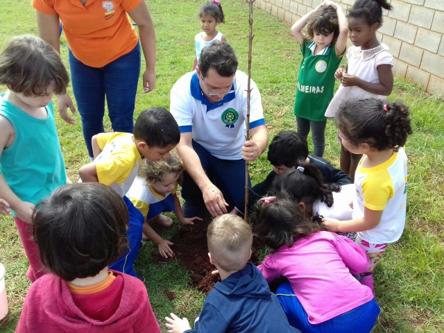 O educador ambiental Helton Damacena auxiliou as crianças no plantio de mudas