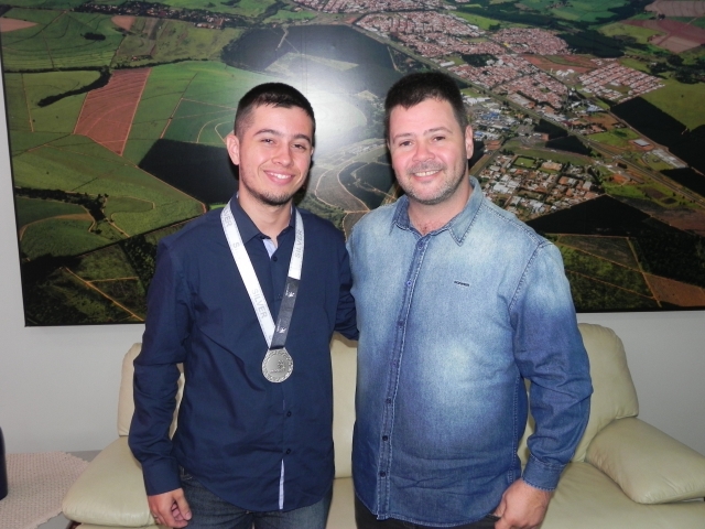 Prefeito parabenizou Michel Ferraz pela medalha conquistada nos Emirados Árabes