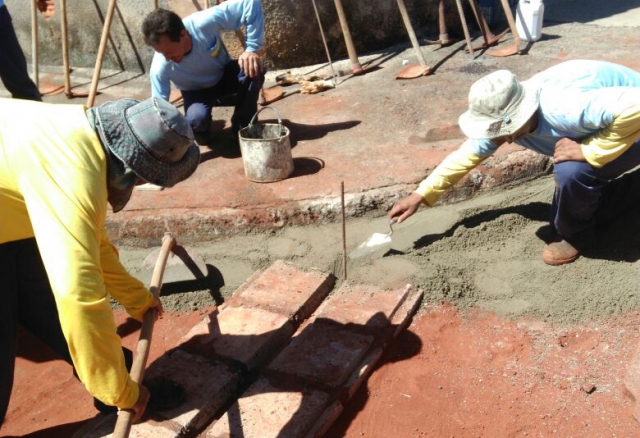 Sarjetão construído facilita escoamento de água e evita empoçamento