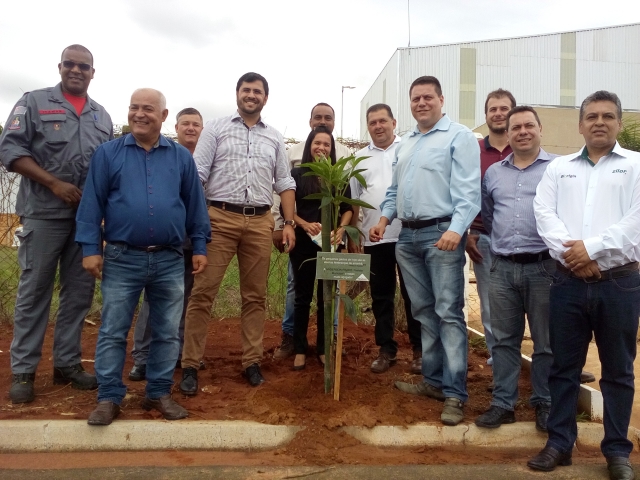Os diretores Claudemir Rocha Mio e André Paccola Sasso estiveram no plantio na Fibraresist