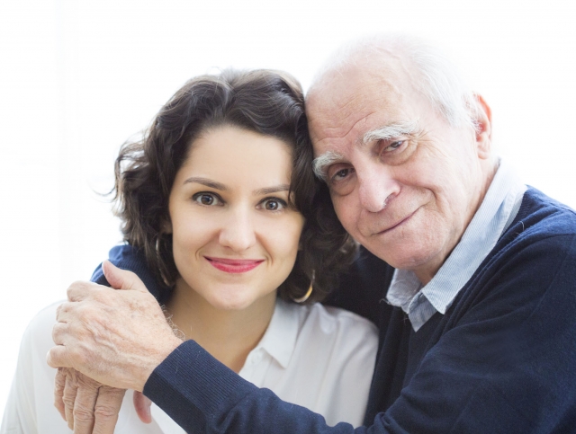 Ignácio de Loyola Brandão com a filha e cantora Rita Gullo; apresentação acontece nesta sexta-feira, às 20h, no Teatro Municipal Adélia Lorenzetti