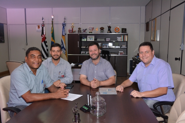 Prefeito Prado, o diretor de Desenvolvimento, André Paccola Sasso e os empresários Antônio Carlos Buratto e José Carlos de Oliveira Sales.