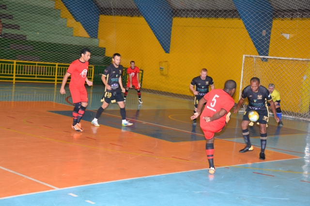 Educação (vermelho) goleou o Meio Ambiente na abertura do campeonato interno de futsal dos servidores