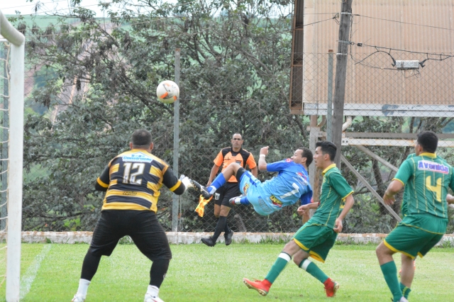Lance da vitória do Santa Cruz (uniforme verde) sobre o Grêmio Cecap em Alfredo Guedes