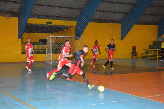 Expressinho e MAX Grua (vermelho e preto) empataram em 4 a 4 na rodada dessa segunda-feira no Tonicão