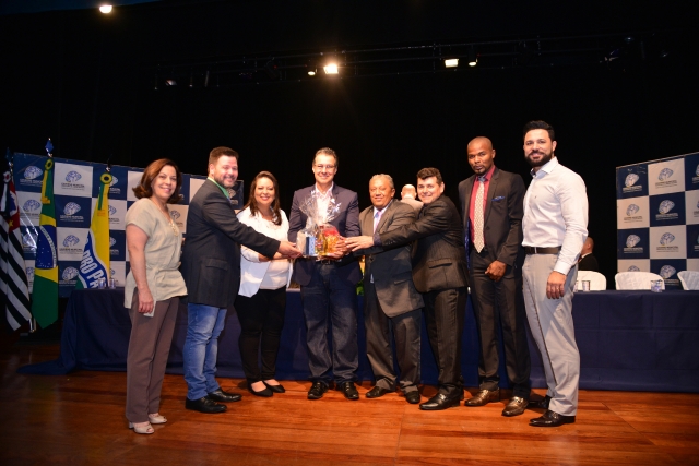 Capitão Augusto recebe uma cesta com produtos de Lençóis Paulista após audiência pública
