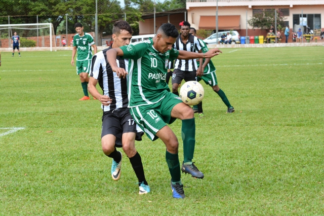 Palestra (uniforme verde) enfrenta o CAL em busca de vaga na final da Copa Imprensa