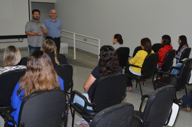 Prefeito Prado, ao lado do diretor de Recursos Humanos, Waldomiro Ponsoni, participa de integração de novos servidores públicos municipais; prefeito anunciou antecipação de salário de dezembro