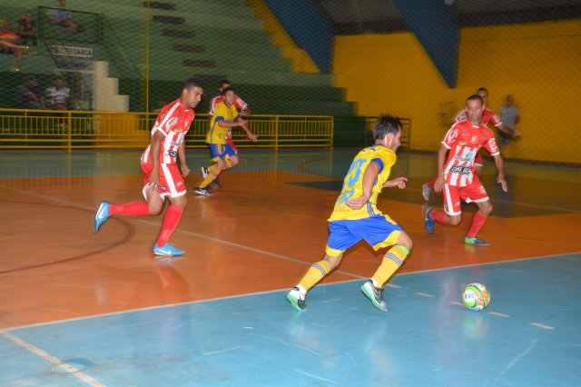 Mercenários (azul e amarelo) venceu Expressinho na primeira rodada das semifinais