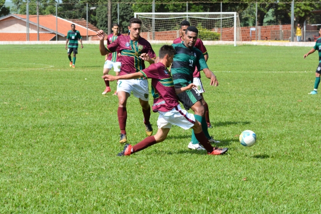 Santa Cruz (uniforme grená) vence Borebi e disputa título no domingo