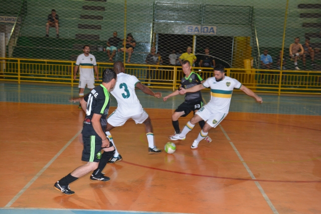 Paço (uniforme branco) venceu na semifinal Cooperserv e busca título no sábado