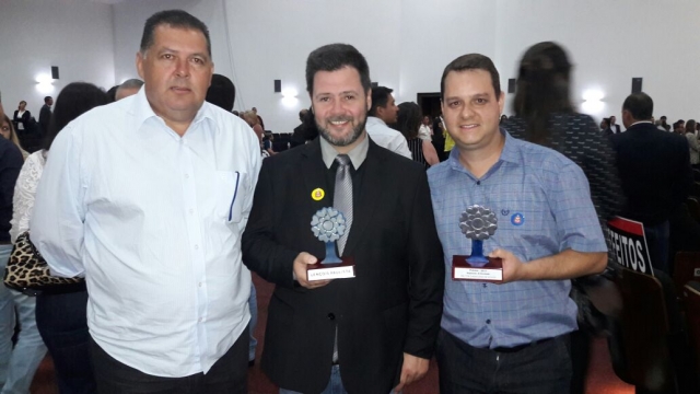 Prefeito Anderson Prado, o diretor de Meio Ambiente, Tupã e o servidor público Helton após a premiação do Município VerdeAzul