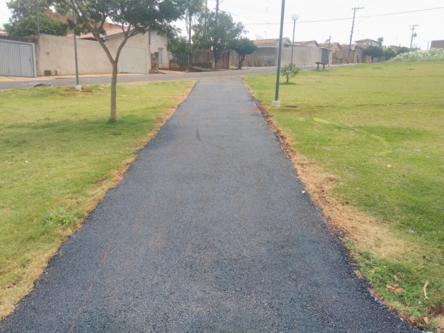 Caminho no meio da praça entre os bairros Caju I e II ganhou pavimentação