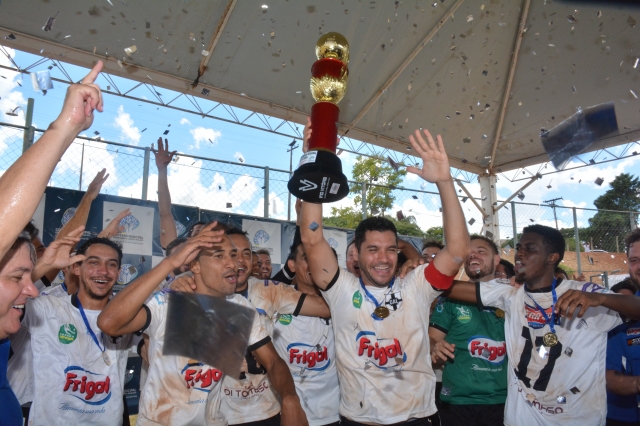 Jogadores comemoram título conquistado nesse domingo, no Vagulão